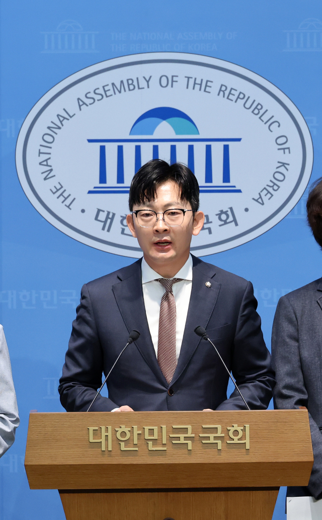 국민의힘 박충권 의원이 9일 국회 소통관에서 더불어민주당 양이원영 전 의원의 한수원 비상임이사 선임 절차와 관련해 기자회견을 하고 있다. 연합뉴스
