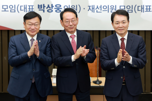 국민의힘 차기 원내대표 선거에 출마한 김도읍(가운데)·정점식(왼쪽)·성일종 의원이 9일 국회에서 국민의힘 초·재선 의원들이 연 원내대표 후보자 초청 간담회에 참석해 기념 촬영하고 있다. 연합뉴스