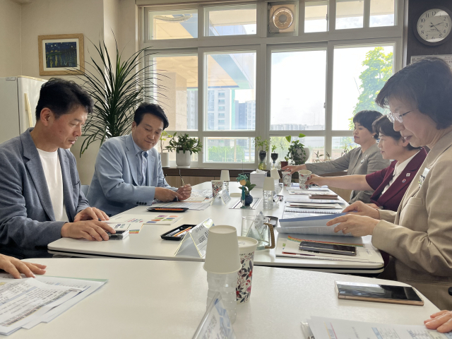 강은희 대구시교육감과 안민석 경기도교육감 당선인이 9일 국제 바칼로레아(IB) 월드스쿨인 대구 복현중을 방문해 IB 중등과정(MYP) 운영 현황을 참관하고 간담회를 통해 양 교육청 간 미래 교육 협력 방안을 공유했다. 김영경 기자