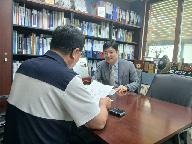 김준현(오른쪽) 세무사가 사무실에서 한 납세자를 대상으로 세무상담을 하고 있다. 이현주 기자