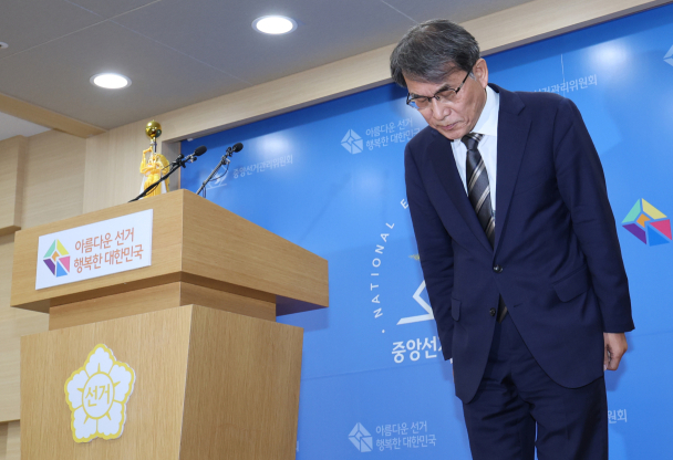 '소쿠리'부터 '투표지 부족'까지…선관위 과거 과오 다시 입방아 올라