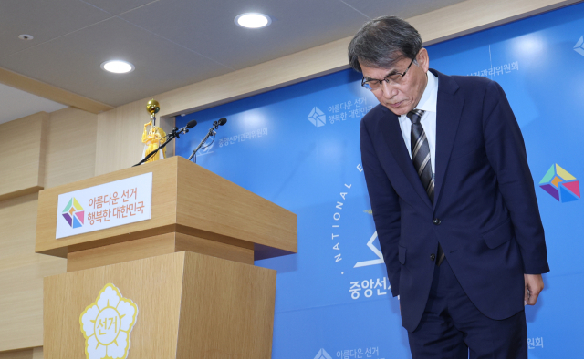 '소쿠리'부터 '투표지 부족'까지…선관위 과거 과오 입방아