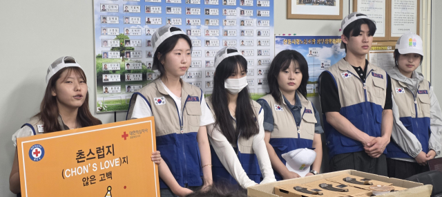 대한적십자사 경북지사 대학생RCY 회원들이 세계환경의 날을 맞아 안동시청 환경공무관들의 노고에 감사하는 치킨 전달행사를 가졌다. 안동시청노동조합 제공