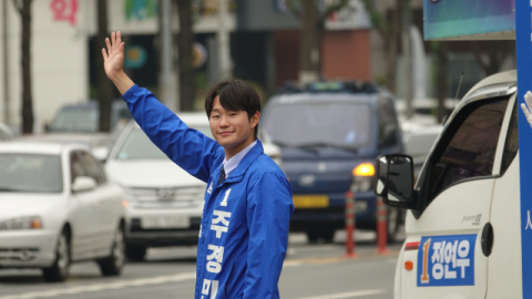 주경민(22, 더불어민주당) 대구 기초의원 남구 나선거구 당선인이 선거 과정 당시 차량들을 향해 손을 흔들고 있다. 본인 제공
