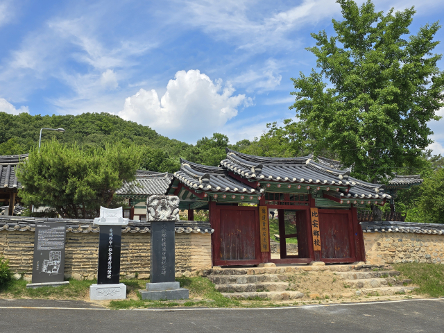경북 의성군 비안향교 입구의 모습. 향교 입구 왼쪽부터 향교에 대한 설명문 안내판과 김주수 의성군수 공덕비, 비안향교유도중흥기념비가 설치돼 있다. 김영진 기자