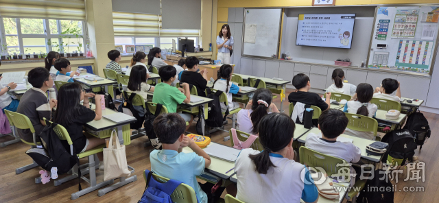지난해 6월 5일 대구 북구 대천초등학교에서 한국마약퇴치운동본부 대구지부 강사가 학생들에게 의료용 마약류 안전 사용법을 설명하고 있다. 정부는 유치원부터 고교까지 학교 급별 표준 교육 지도서를 개발해 보급하는 등 현장까지 찾아가는 마약 예방교육을 확대하고 있다. 한국마약퇴치운동본부 대구지부 제공