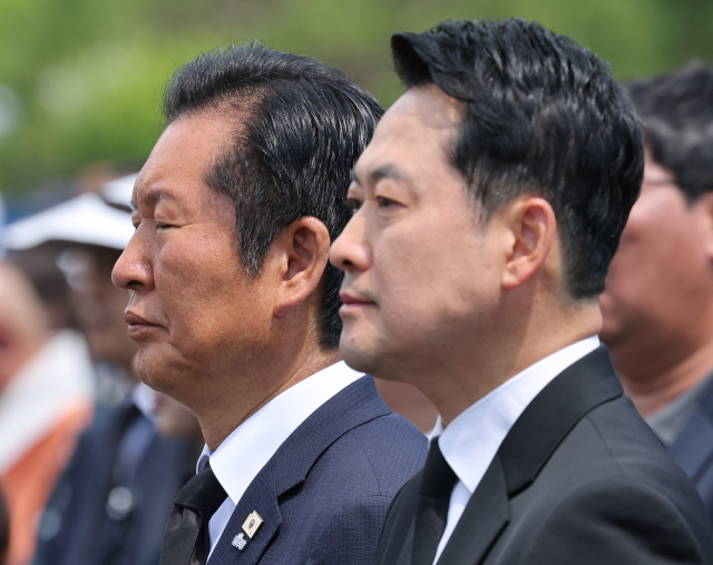 더불어민주당 정청래 대표(왼쪽), 국민의힘 장동혁 대표가 6일 서울 동작구 국립서울현충원에서 열린 제71회 현충일 추념식에서 참석해 있다. 연합뉴스