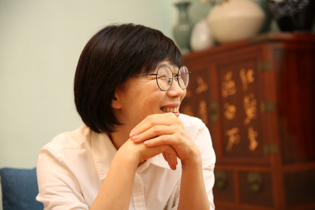 박주연 여행자의 책 대표가 서점을 연 이후 지난 5년간의 이야기를 들려주고 있다. 김도훈 기자