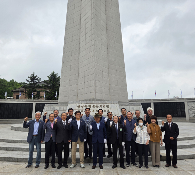 광복회 대구광역시지부가 지난 8일 대구·경북 항일독립운동기념탑에서 설립 20주년 기념 참배식을 개최하는 모습. 광복회 대구광역시지부 제공