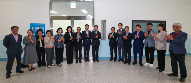 지난 8일 의성종합체육관에서 최유철 의성군수 당선인과 민선 9기 인수위원회 관계자들이 출범식과 현판식을 갖고 기념 촬영하고 있다. 최 당선인 측 제공