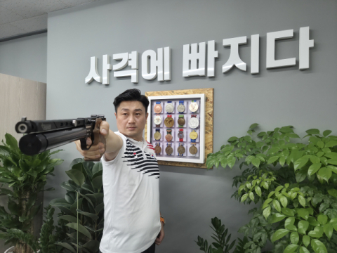 엘리트 체육인에서 동네 사격장 선생님으로…김진일 코치의 새로운 조준