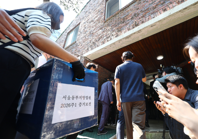 서울동부지방법원 관계자들이 10일 6·3 지방선거 당시 서울 송파구 잠실7동 제2투표소였던 아파트 노인정에 도착해 증거물 확보 등 현장검증을 위해 건물 내부로 들어가고 있다. 연합뉴스