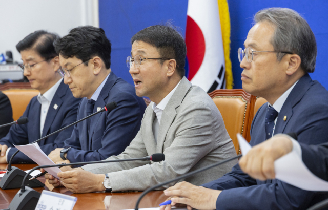 더불어민주당 한병도 원내대표가 10일 국회에서 열린 선거제도 개혁TF 1차 회의에서 발언하고 있다. 연합뉴스