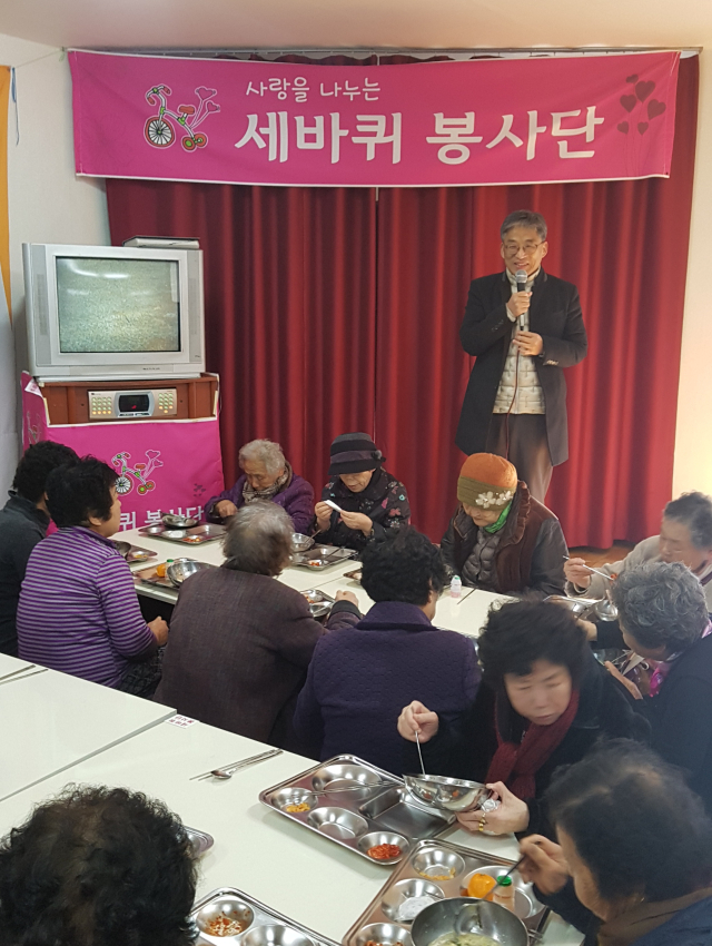 오철환 전 대구시의원이 시의원 시절이던 2017년, 수성구 민간 봉사단체인 세바퀴봉사단의 봉사 현장을 찾아 격려 인사를 하고 있다. 본인 제공