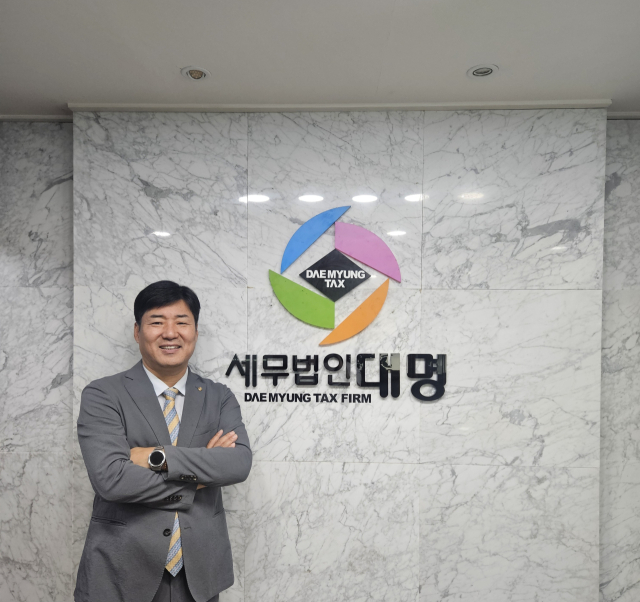 김준현 세무사가 자신이 대표로 있는 세무법인 대명 사무실 입구에 서 있다. 이현주 기자