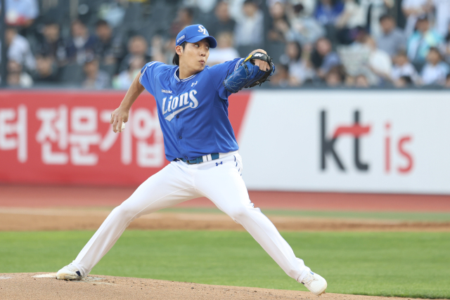 삼성 라이온즈의 원태인이 10일 수원에서 열린 KT 위즈와의 경기에 선발 등판해 투구하고 있다. 삼성 제공