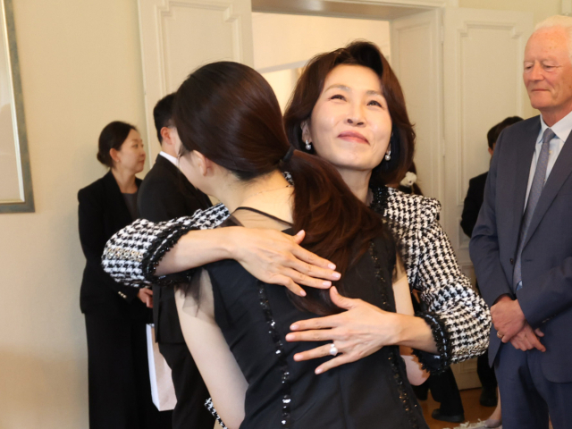 이재명 대통령과 벨기에를 방문 중인 김혜경 여사가 10일(현지시간) 브뤼셀 한국대사관에서 열린 