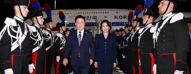 이탈리아를 국빈 방문한 이재명 대통령과 김혜경 여사가 10일(현지시간) 로마 피우미치노 국제공항에 도착한 공군 1호기에서 내려 이동하고 있다. 연합뉴스