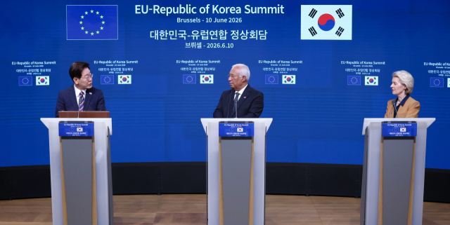 이재명 대통령이 10일(현지시간) 벨기에 브뤼셀 EU이사회 본부에서 안토니우 코스타 EU 정상회의 상임의장, 우르즐라 폰데어라이엔 EU 집행위원장과 공동언론발표를 하고 있다. 연합뉴스