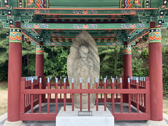 이번에 이전을 완료한 영주동 석조여래입상. 영주시 제공
