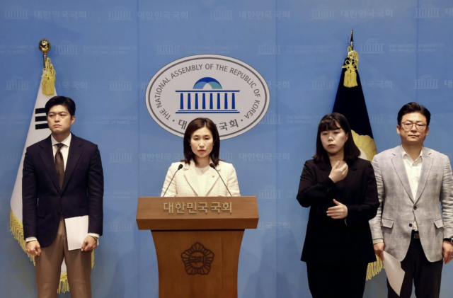 11일 김소희 국민의힘 의원이 같은 당 강명구, 김용태 의원과 국회 소통관에서 기자회견을 열고 기후에너지환경부의 일반수소발전 물량 축소 문제를 지적하고 있다. 김소희의원실 제공
