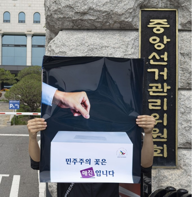 이제석씨가 펼쳐든 포스터. 이제석 광고연구소 제공. 연합뉴스.