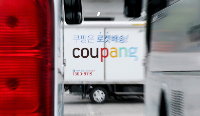 개인정보보호위원회가 11일 3천750만명의 개인정보를 유출하고, 법적 근거 없이 회원들의 온라인 활동기록을 무단 수집한 쿠팡에 과징금 총 6천246억원을 부과했다. 단일 개인정보 유출 사고에 내린 과징금 규모로는 역대 최대치로, 한 기업의 여러 위반행위에 부과한 과징금 규모로도 가장 많다. 사진은 이날 서울의 한 쿠팡 물류센터에서 대기하는 배송 트럭 모습. 연합뉴스