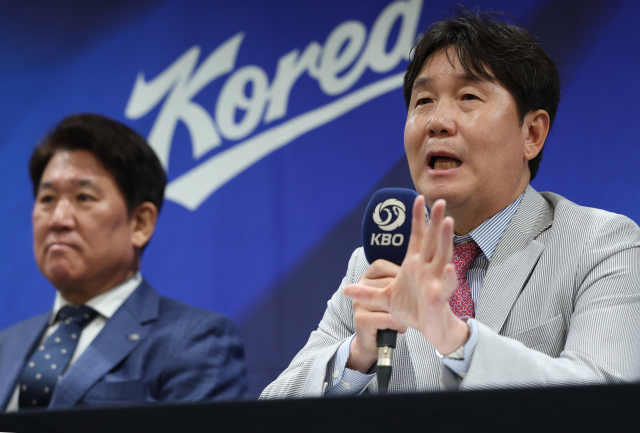 류지현 야구대표팀 감독이 11일 서울 중구 프레스센터에서 2026 아이치·나고야 아시안게임 야구 국가대표팀 최종 명단 공개 기자회견에서 취재진 질문에 답하고 있다. 연합뉴스