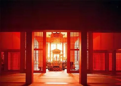지하공간 법당은 불광(佛光)의 세상에 물들게 된다. 공간은 불광(佛光)의 세상이다.