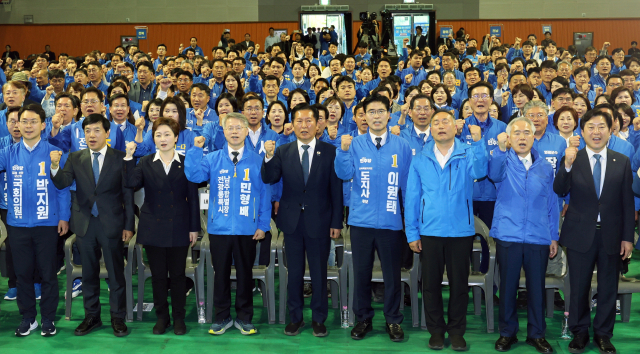 12일 오후 전남 강진군 군동면 강진제2실내체육관에서 열린 더불어민주당 전남·광주·전북 공천자대회에서 정청래 총괄상임선대위원장, 민형배 전남광주통합특별시장 후보, 이원택 전북특별자치도지사 후보 등 참석자들이 구호를 제창하고 있다. 연합뉴스