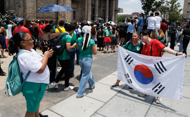 2026 북중미 월드컵 개막전인 멕시코와 남아프리카공화국의 경기가 열린 11일(현지 시간) 한국과 체코와의 경기를 보기 위해 캐나다 밴쿠버에서 과달라하라로 온 김지호(오른쪽) 씨가 현지 시민들과 함께 사진을 찍고 있다. 이화섭 기자
