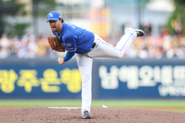 삼성 라이온즈의 잭 오러클린이 11일 수원에서 열린 KT 위즈와의 경기에 선발 등판해 역투하고 있다. 삼성 제공