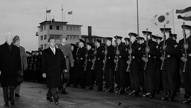 박정희 대통령이 1964년 서독을 방문해 아우토반을 둘러본 후 경부고속도로 건설의 꿈을 갖게 됐다. 연합뉴스