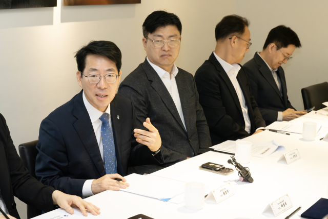 황종우 해양수산부 장관이 12일 해운협회 임원진과 오찬 간담회를 갖고 중동전쟁 장기화에 따른 해운업계 대응 방안을 논의하고 있다. [사진=해수부]