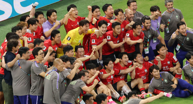 11일(현지시간) 멕시코 사포판 과달라하라 스타디움에서 열린 2026 북중미 월드컵 A조 1차전 한국과 체코의 경기. 경기 종료 후 승리한 한국 선수들이 기념사진을 촬영하고 있다. 연합뉴스