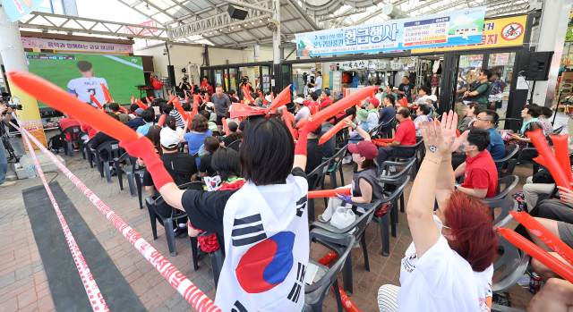 2026 북중미 월드컵 조별리그 A조 한국과 체코의 경기가 열린 12일 대구 북구 칠곡시장에서 시민들이 대형 스크린 중계를 보며 응원전을 펼치고 있다. 연합뉴스