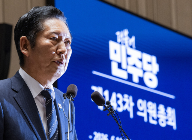 더불어민주당 정청래 대표가 11일 국회에서 열린 의원총회에서 발언하고 있다. 연합뉴스