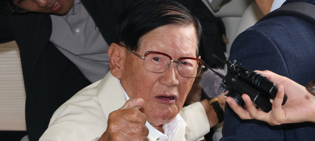 신천지 전 간부들 영장 청구…'당원 가입 의혹' 수사 본격화