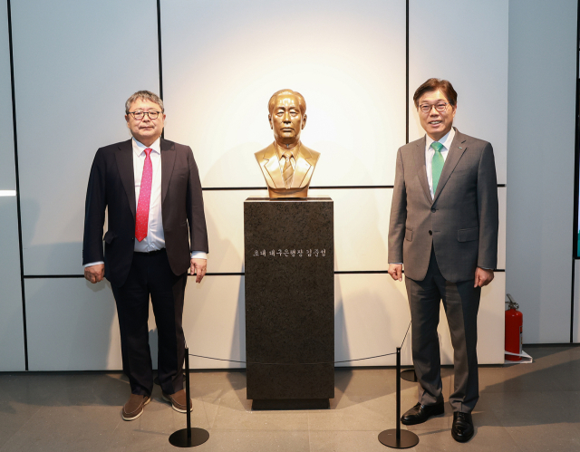 iM뱅크(아이엠뱅크)가 12일 수성동 본점 iM뱅크 금융박물관에서 故 김준성 초대 은행장의 흉상 설치 행사를 열었다. 김준성 초대은행장의 흉상과 함께. 김상범 이수그룹 회장(좌측), 황병우 iM금융그룹 회장의 모습. 사진=iM뱅크 제공