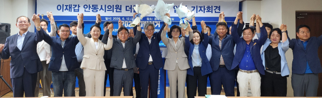 전국 최초 10선 기록을 보유한 안동시의회 이재갑 의원이 12일 전격적으로 더불어민주당에 입당했다. 더불어민주당 경북도당 제공