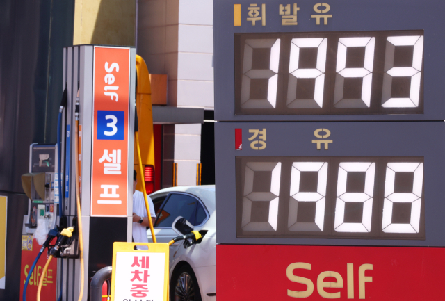 이번 주 국내 주유소 휘발유와 경유의 주간 평균 가격이 2주 연속 소폭 하락한 31일 서울의 한 주유소에서 시민이 기름을 넣고 있다. 한국석유공사 유가정보시스템 오피넷에 따르면 5월 넷째 주 전국 주유소 휘발유 평균 판매가는 지난주보다 L당 0.2원 내린 2천11.1원이었다. 경유 평균 판매 가격은 전주 대비 0.2원 하락한 2천5.7원을 기록했다. 연합뉴스