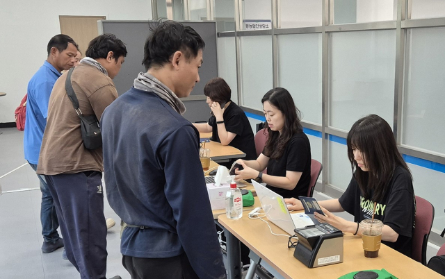 안동시와 대구출입국 외국인사무소는 안동지역 이동사무소 운영을 통해 외국인계절근로자 등의 지문 등록 등 체류 등록 편의를 제공했다. 안동시 제공