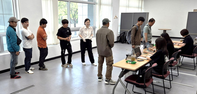 안동시와 대구출입국 외국인사무소는 안동지역 이동사무소 운영을 통해 외국인계절근로자 등의 지문 등록 등 체류 등록 편의를 제공했다. 안동시 제공