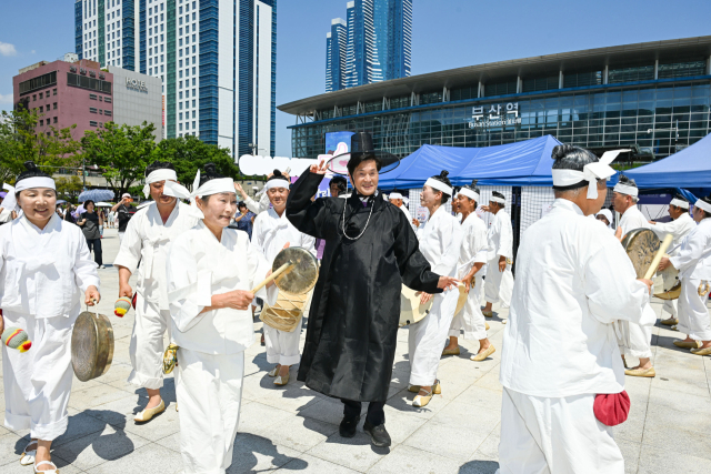 안병구 밀양시장이 12일 부산역 광장에서 열린 백중놀이 공연에 직접 참여하며 관람객들에게 밀양의 흥과 멋을 알리고 있다. 밀양시 제공