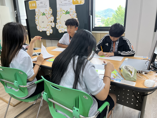 지난 10일 대구 군위중학교 1학년 교실에서 학생들이 국어 과목의 개념 기반 탐구 수업에 참여하고 있다. 김영경 기자