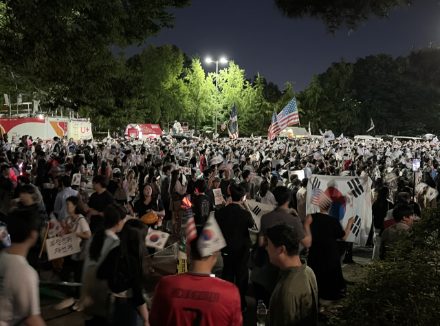 6·3 지방선거 투표용지 부족 사태로 촉발된 잠실 개표소 봉쇄 시위가 주말을 앞두고 12일 저녁 다시 규모를 커져 인파로 북적이고 있다. 연합뉴스