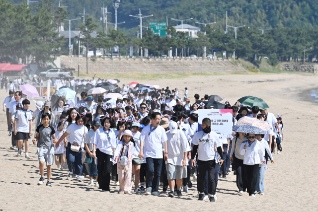 경북교육청이 13일 영덕군 일원에서 추진한 전몰 학도의용군 추념식 및 호국길 걷기 행사가 진행되고 있다. 경북교육청 제공