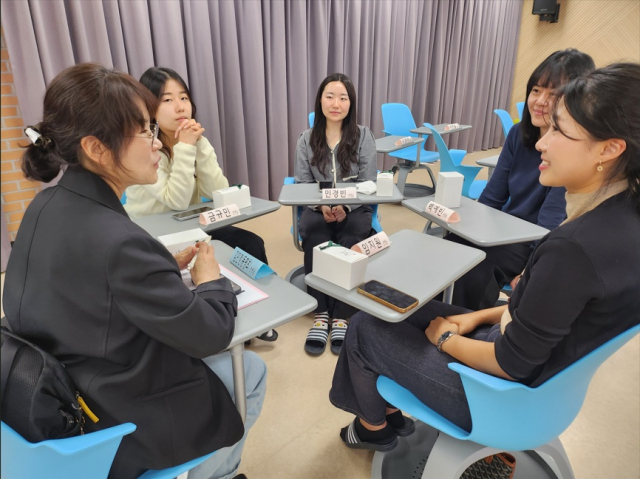 대구서부교육지원청 디딤돌장학 협의회에서 멘토·멘티 교사들이 팀을 이뤄 학급 경영 방법, 학생·학부모 상담 기술, 신규 교사의 고충 등에 대해 이야기를 나누고 있다. 대구시교육청