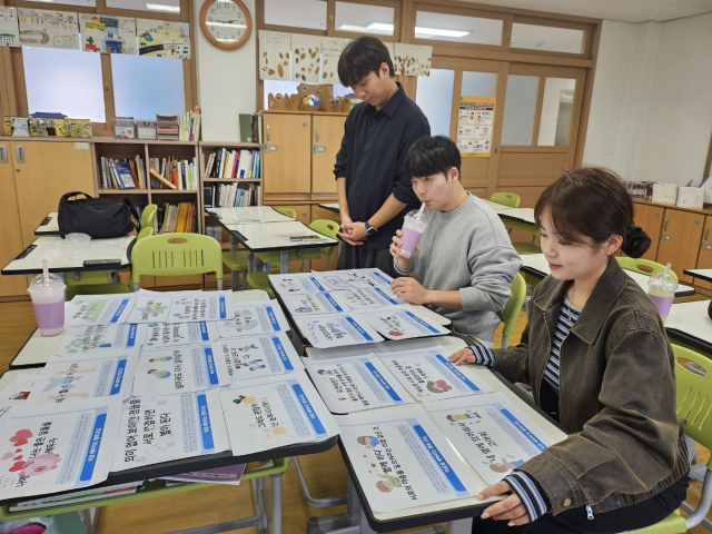 대구서부교육지원청 디딤돌장학 협의회에서 멘토·멘티 교사들이 팀을 이뤄 학급 경영 방법, 학생·학부모 상담 기술, 신규 교사의 고충 등에 대해 이야기를 나누고 있다. 대구시교육청