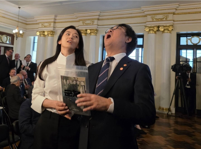 배우 전지현과 함께 영화 